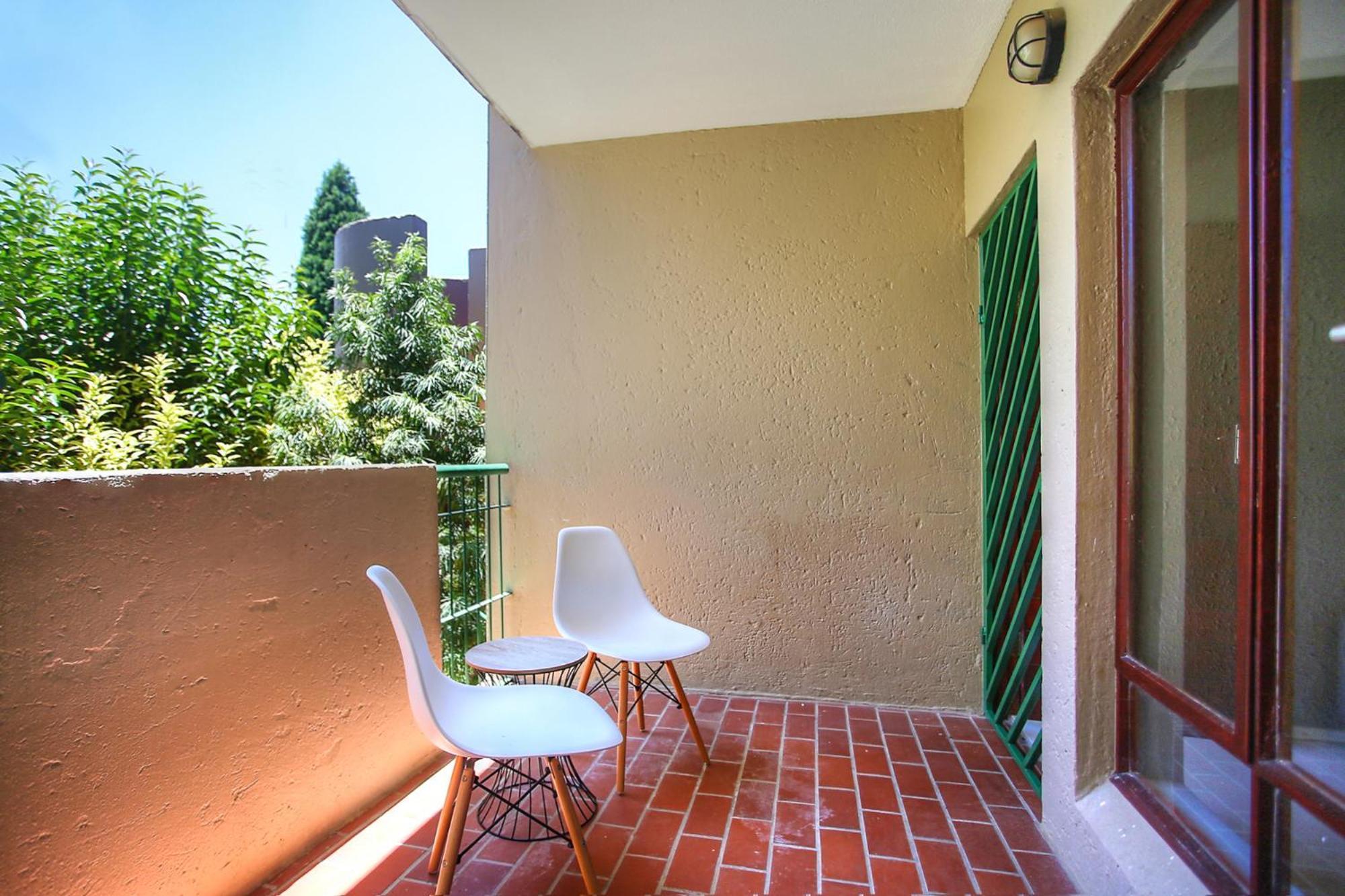 Antibes 18 West Road South Sandton Йоханнесбург Экстерьер фото